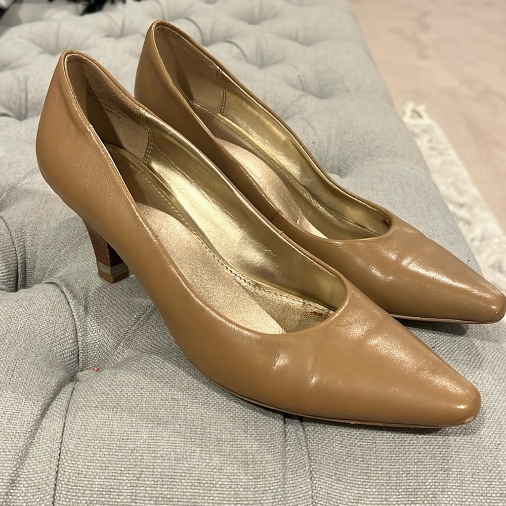 Good shape. Size 7 1/2 GJD pumps
